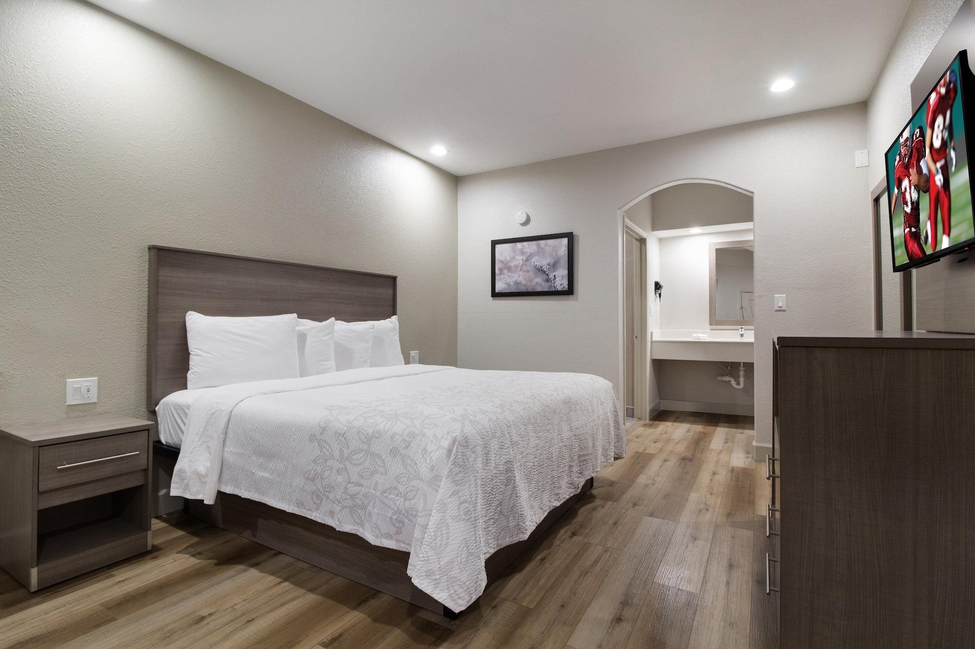 Red Roof Inn Plus + Galveston - Beachfront Экстерьер фото