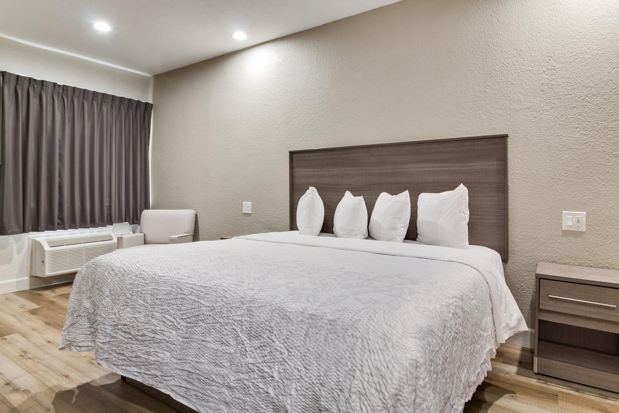 Red Roof Inn Plus + Galveston - Beachfront Экстерьер фото