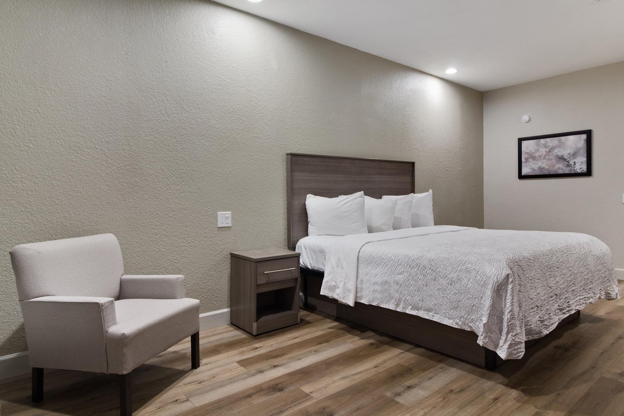Red Roof Inn Plus + Galveston - Beachfront Экстерьер фото