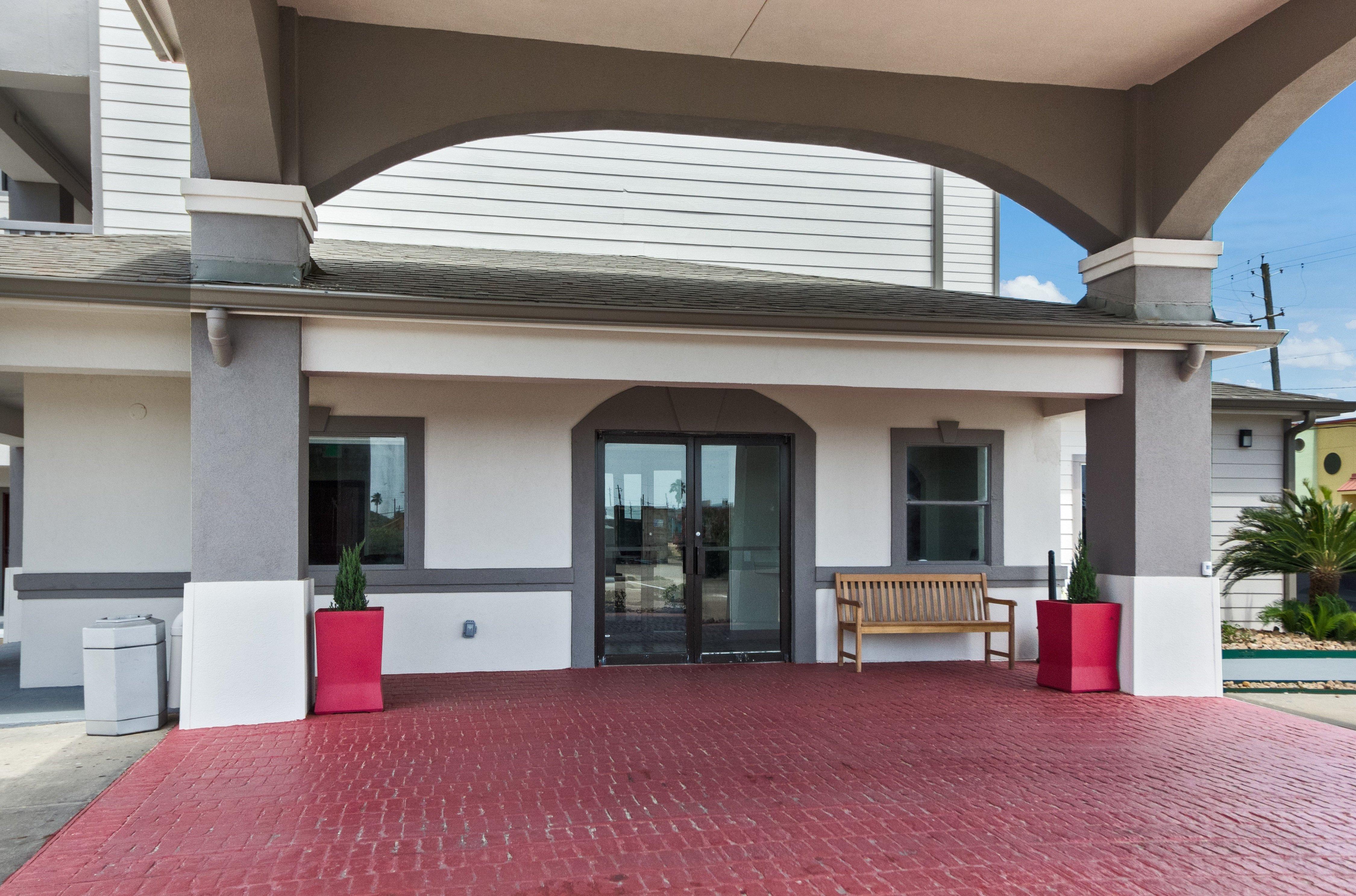 Red Roof Inn Plus + Galveston - Beachfront Экстерьер фото