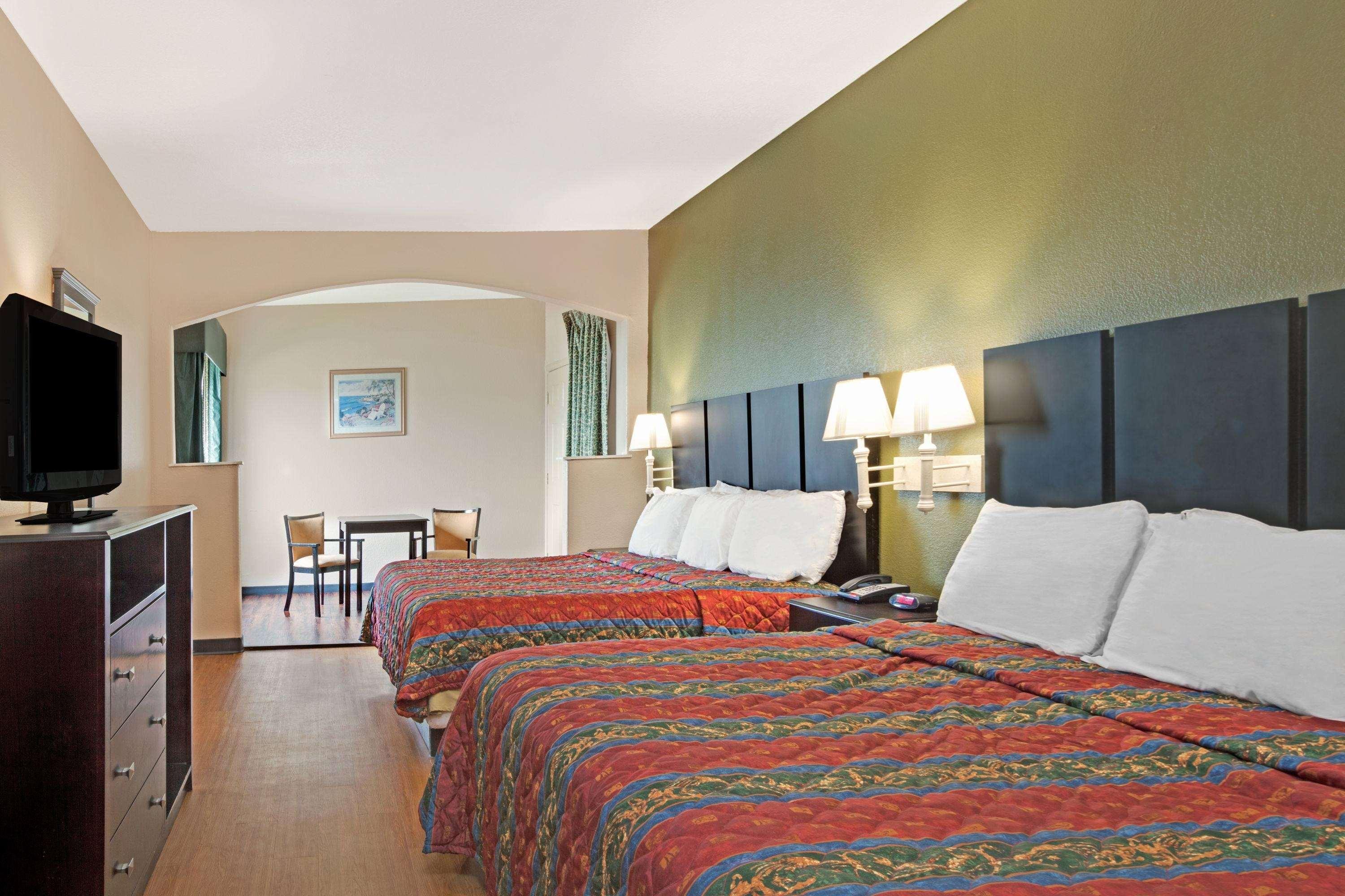 Red Roof Inn Plus + Galveston - Beachfront Экстерьер фото