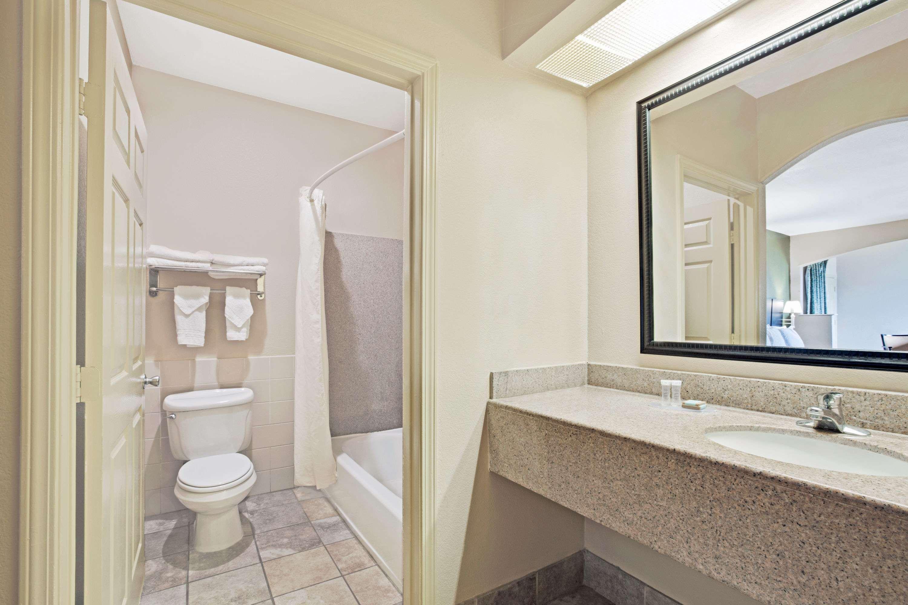 Red Roof Inn Plus + Galveston - Beachfront Экстерьер фото