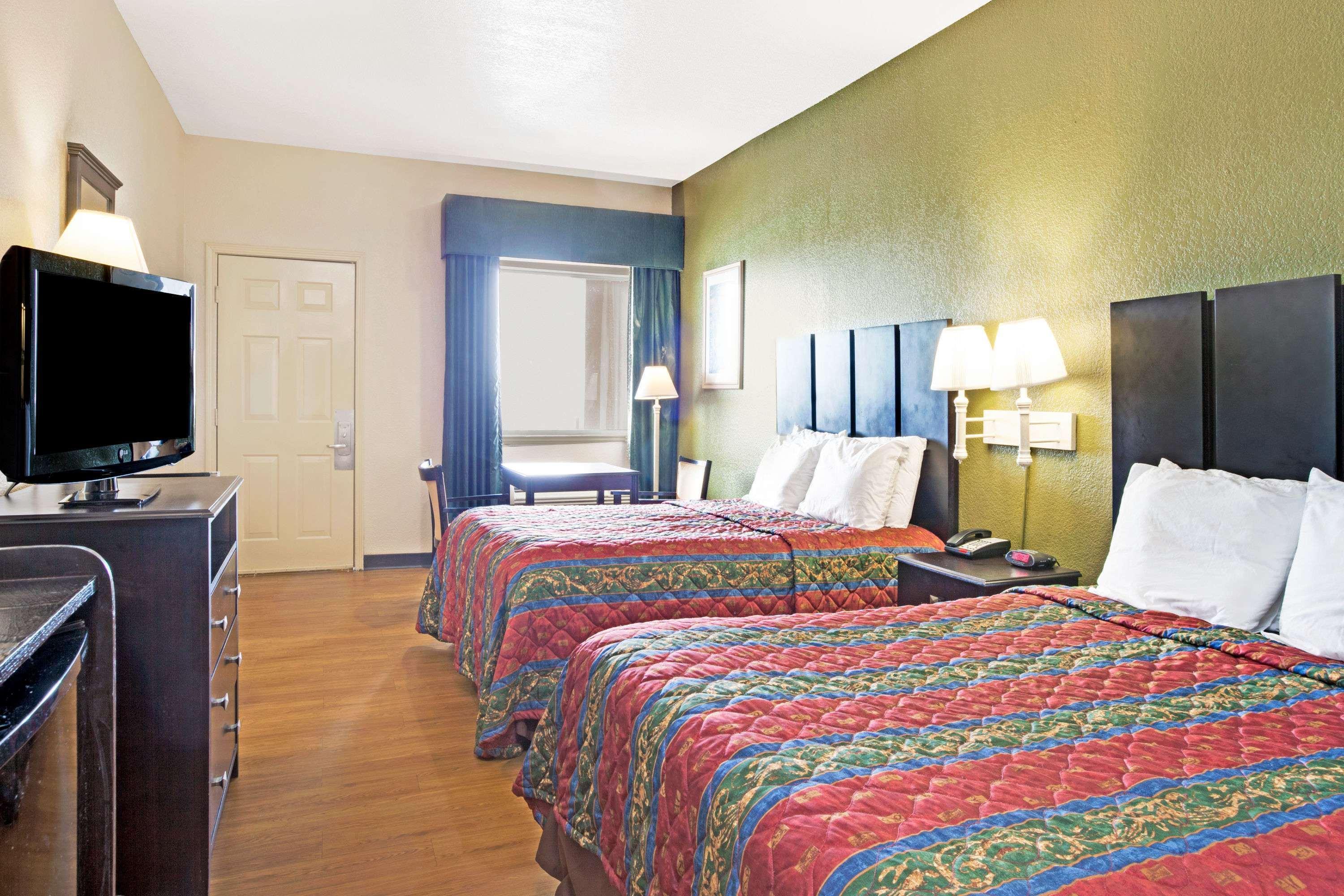 Red Roof Inn Plus + Galveston - Beachfront Экстерьер фото