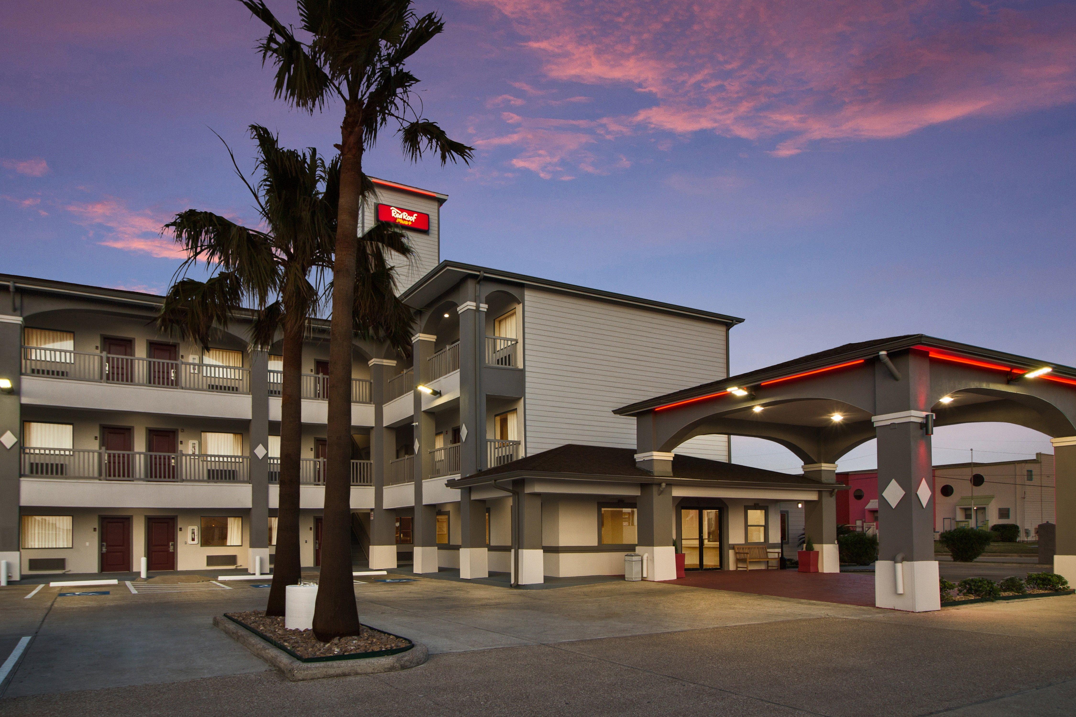 Red Roof Inn Plus + Galveston - Beachfront Экстерьер фото