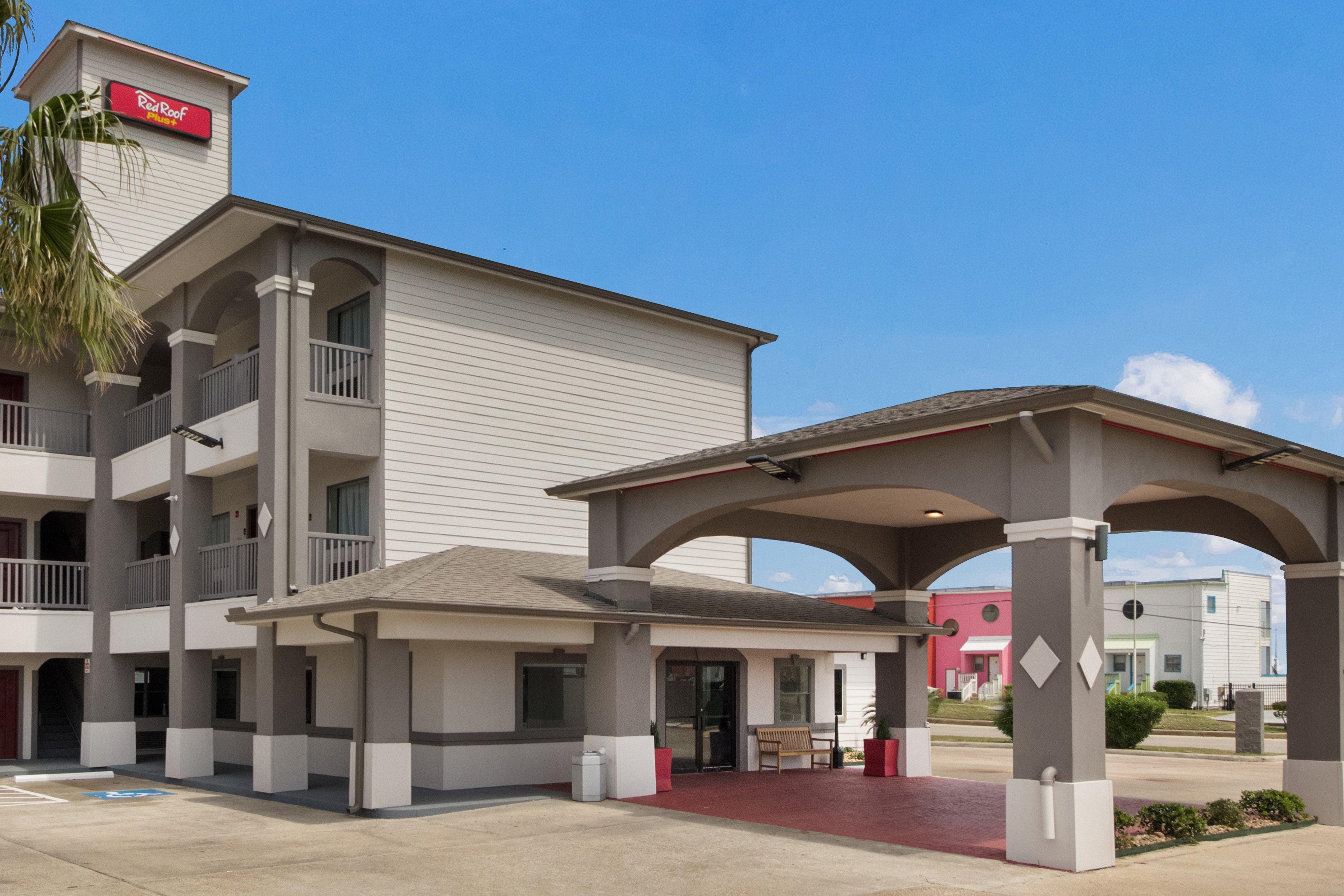 Red Roof Inn Plus + Galveston - Beachfront Экстерьер фото