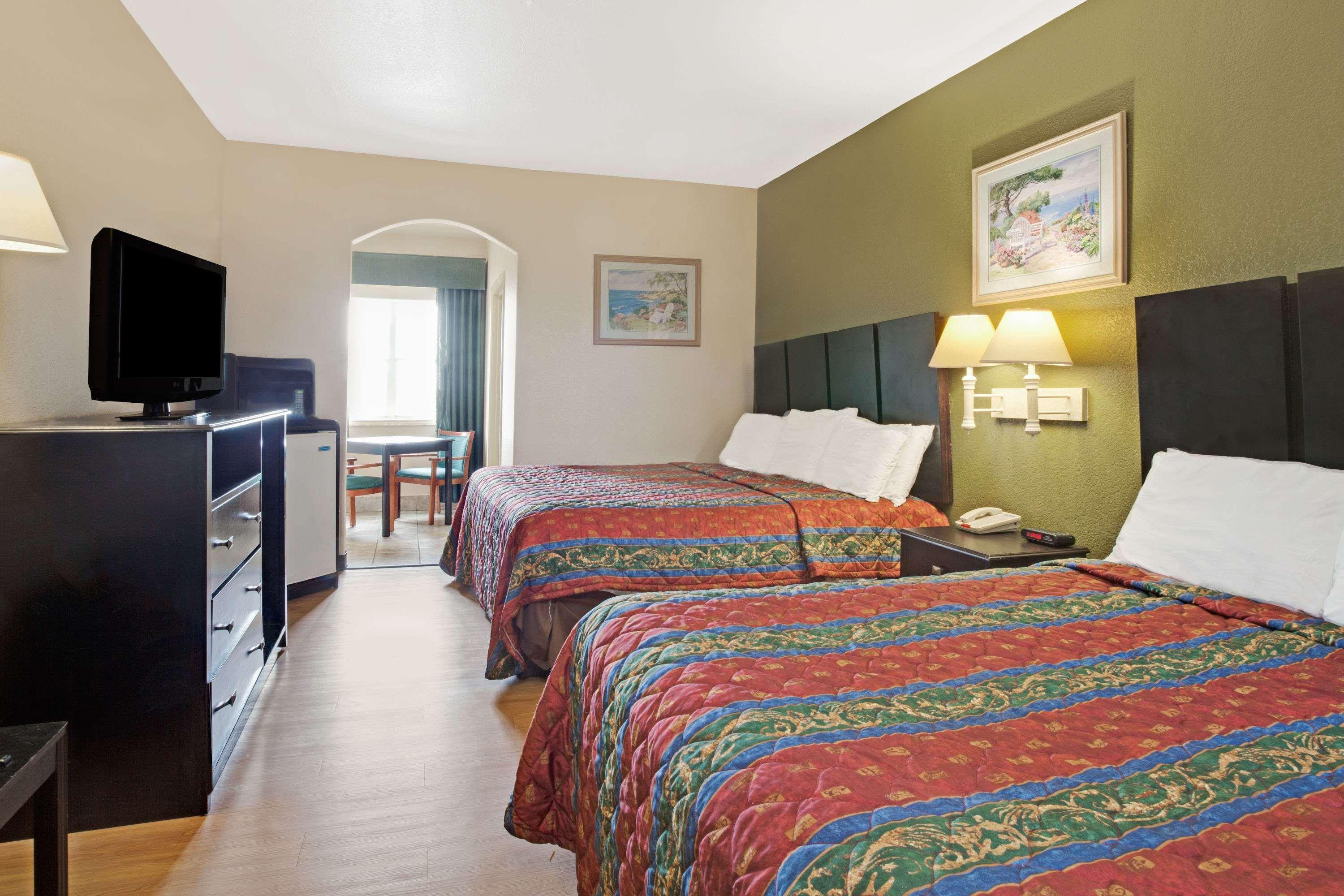 Red Roof Inn Plus + Galveston - Beachfront Экстерьер фото