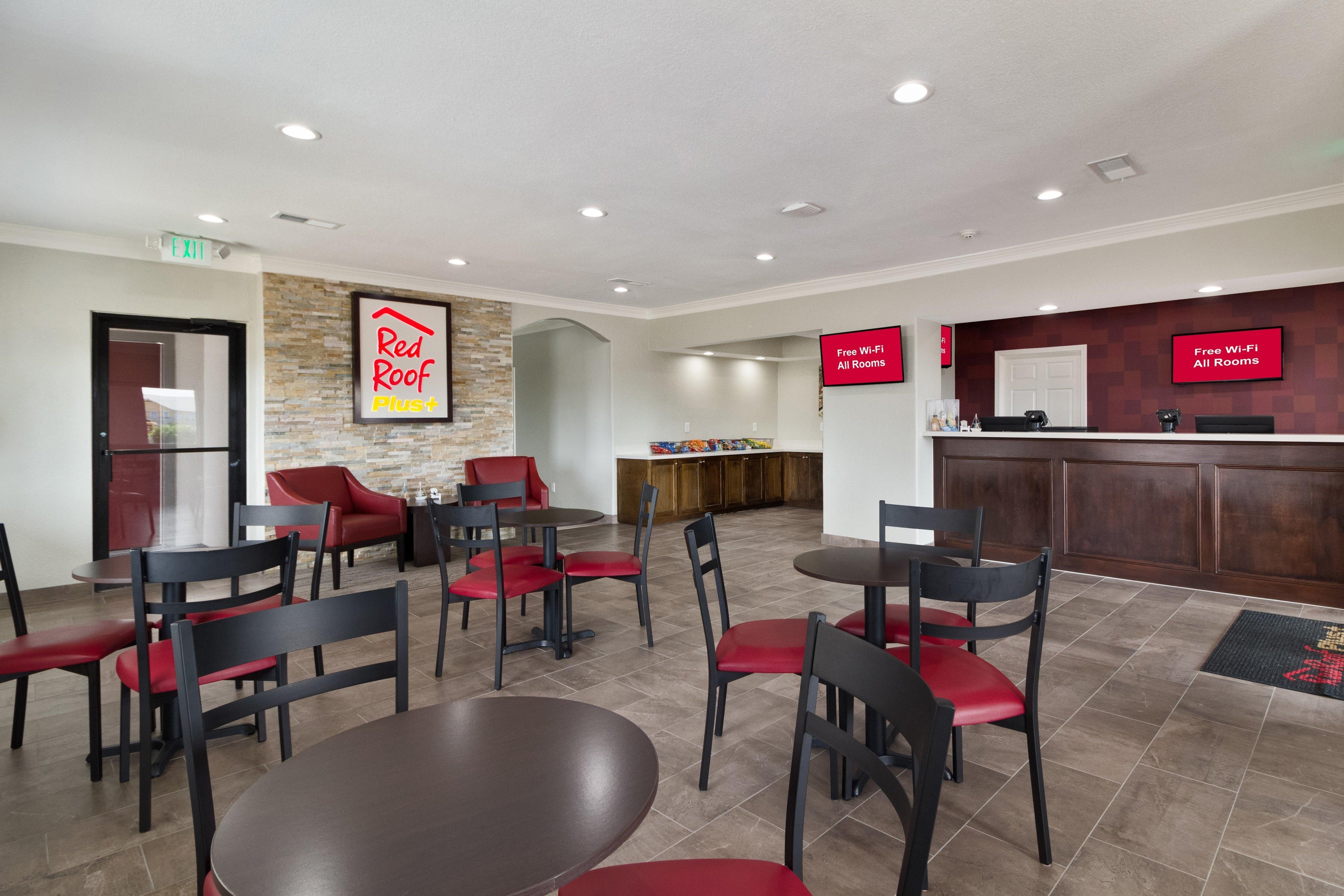 Red Roof Inn Plus + Galveston - Beachfront Экстерьер фото