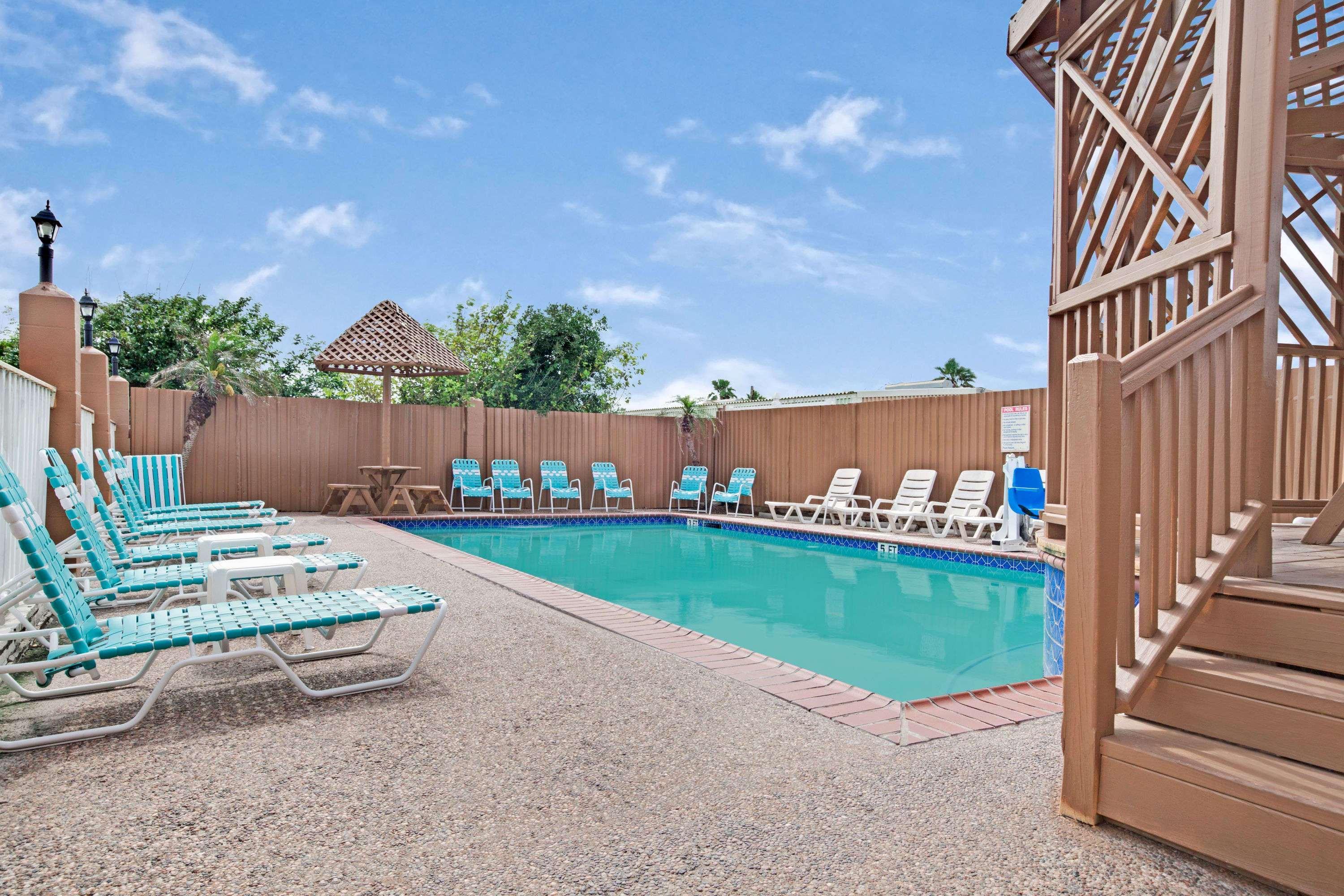 Red Roof Inn Plus + Galveston - Beachfront Экстерьер фото