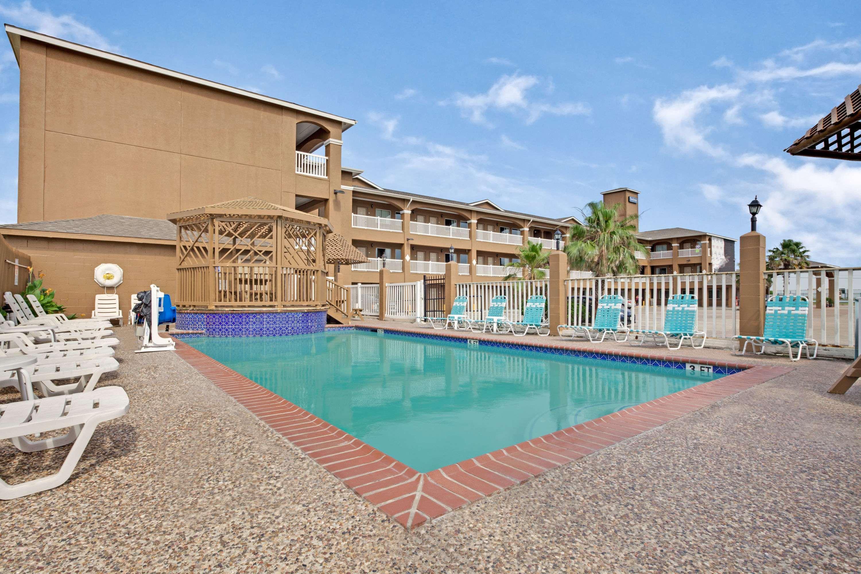Red Roof Inn Plus + Galveston - Beachfront Экстерьер фото