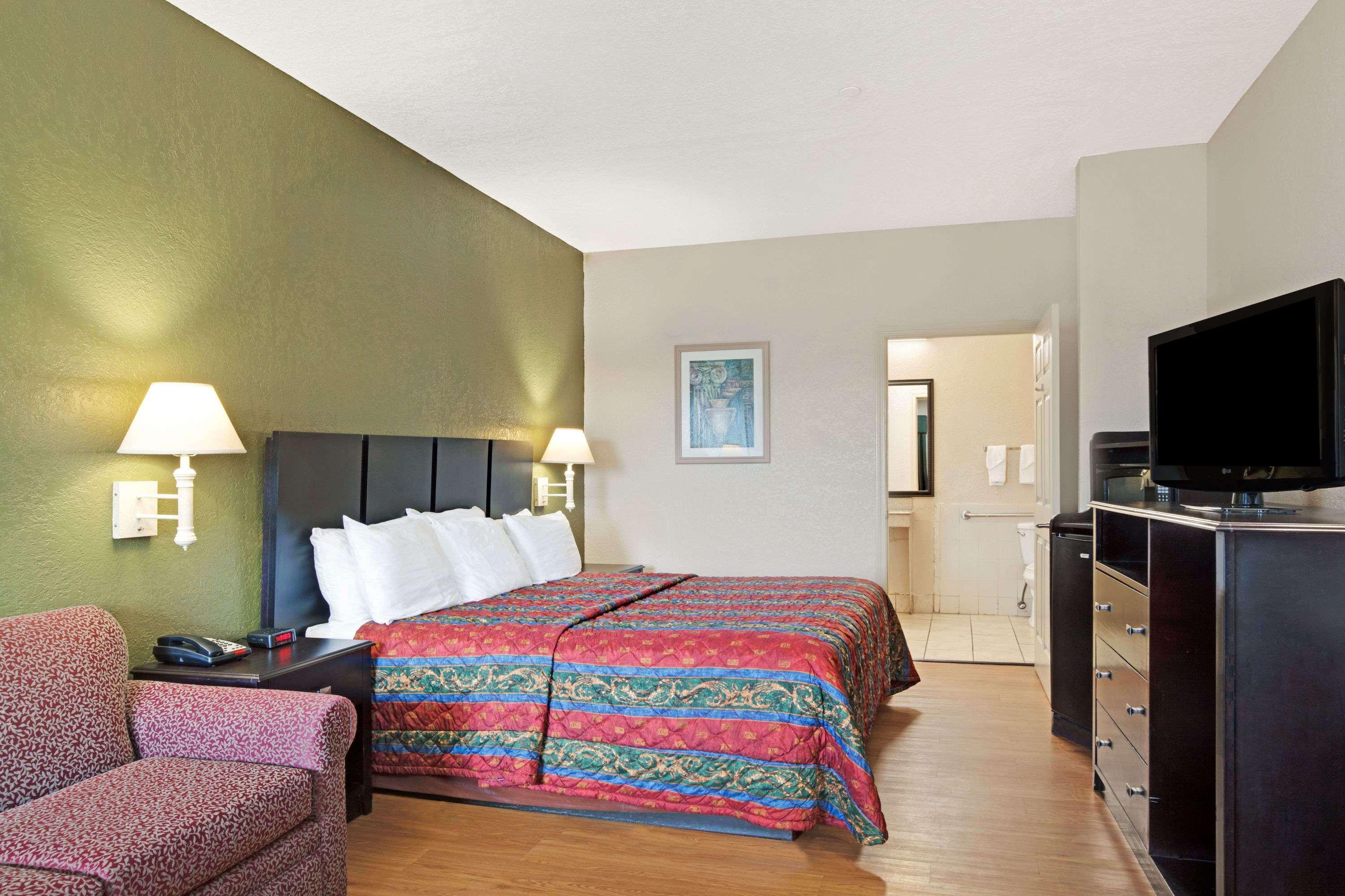 Red Roof Inn Plus + Galveston - Beachfront Экстерьер фото