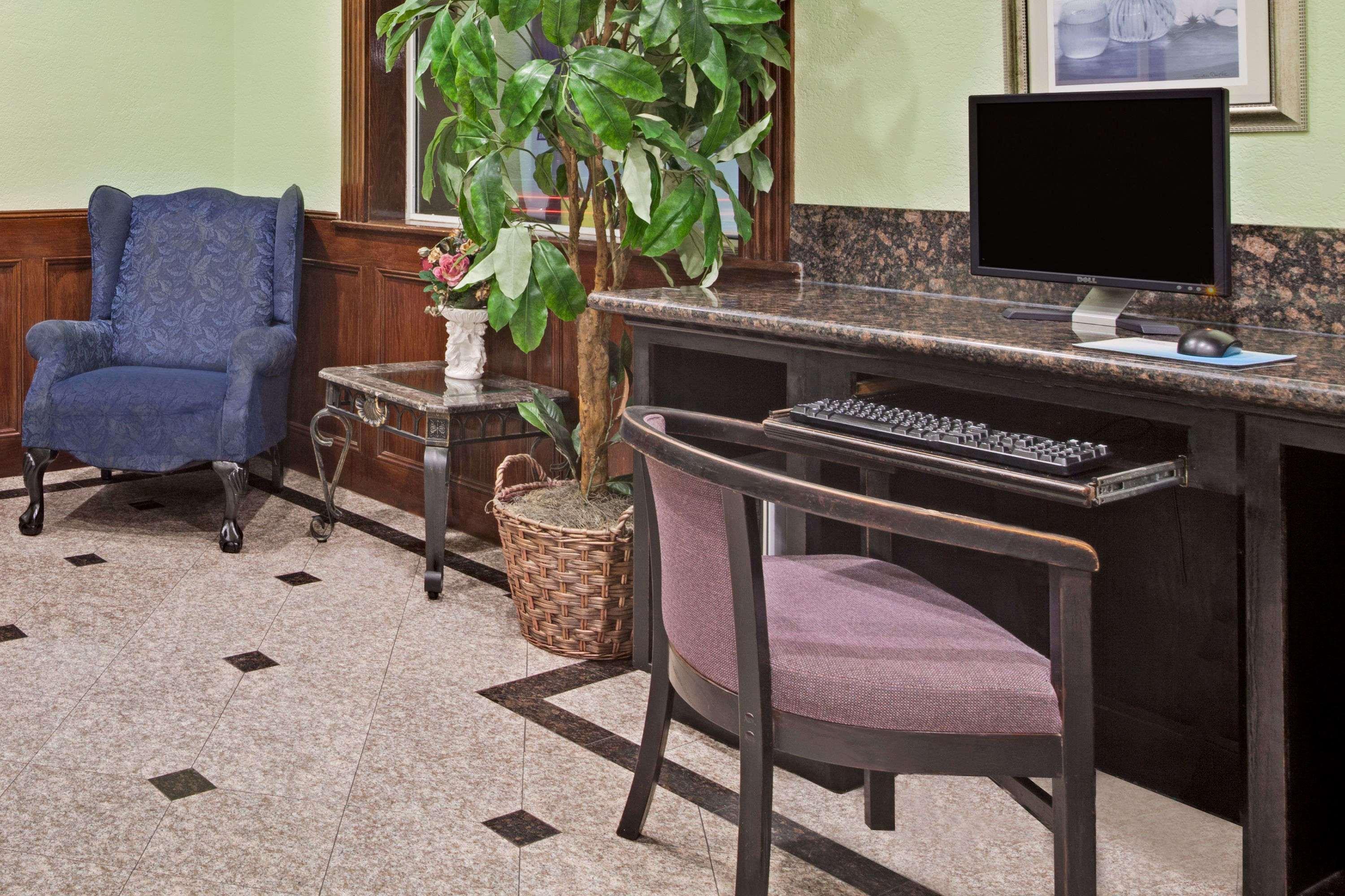 Red Roof Inn Plus + Galveston - Beachfront Экстерьер фото