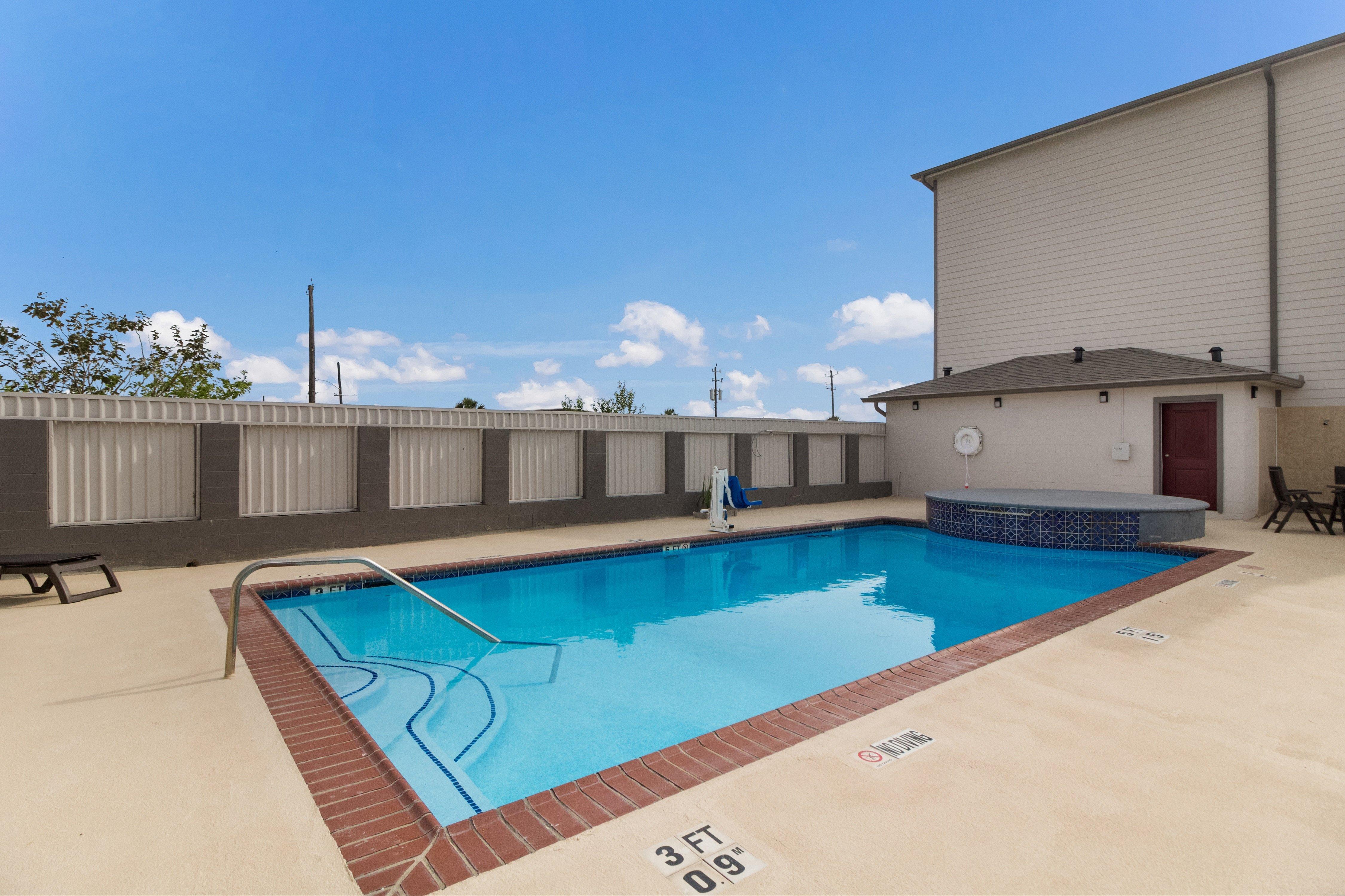 Red Roof Inn Plus + Galveston - Beachfront Экстерьер фото