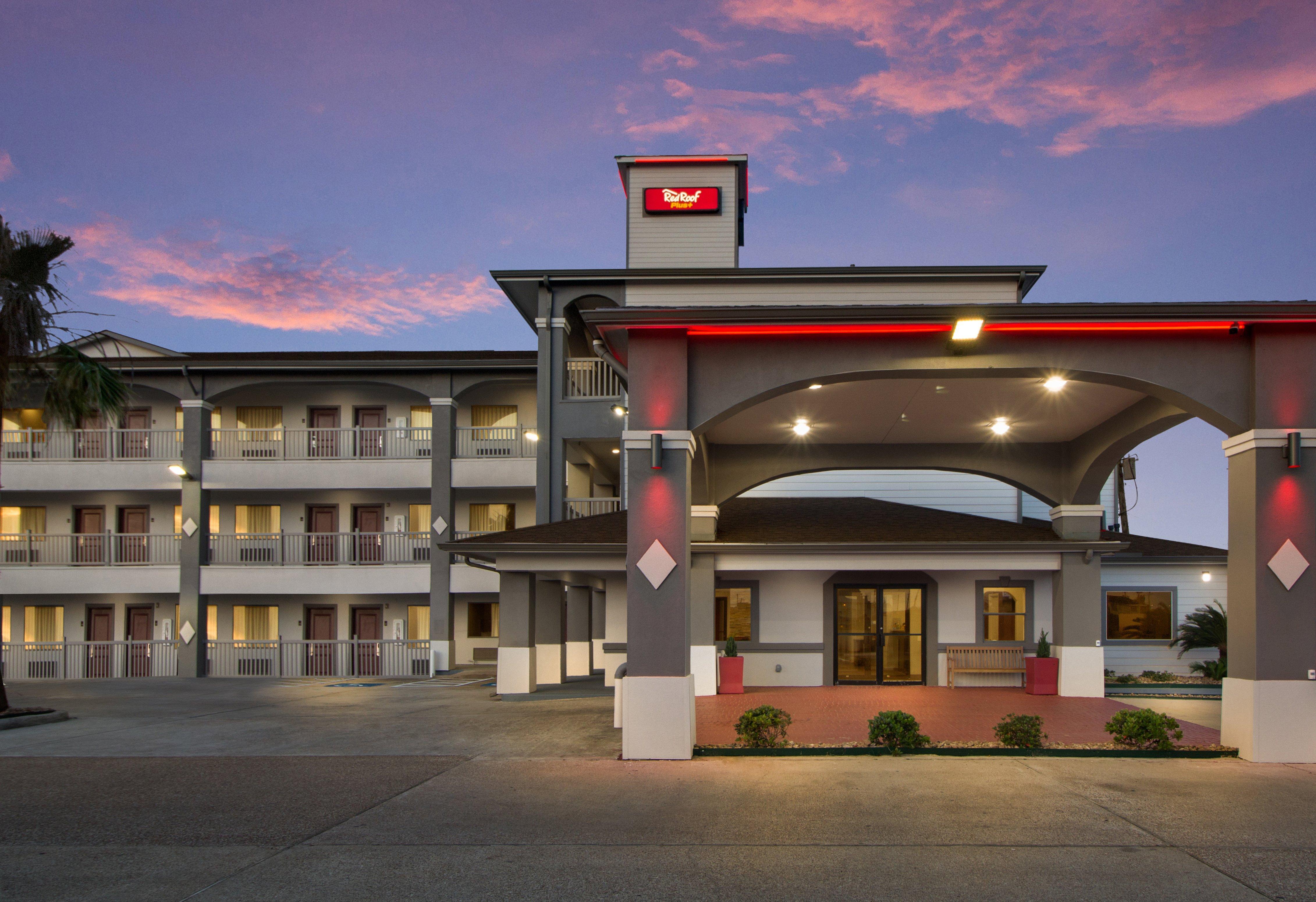 Red Roof Inn Plus + Galveston - Beachfront Экстерьер фото