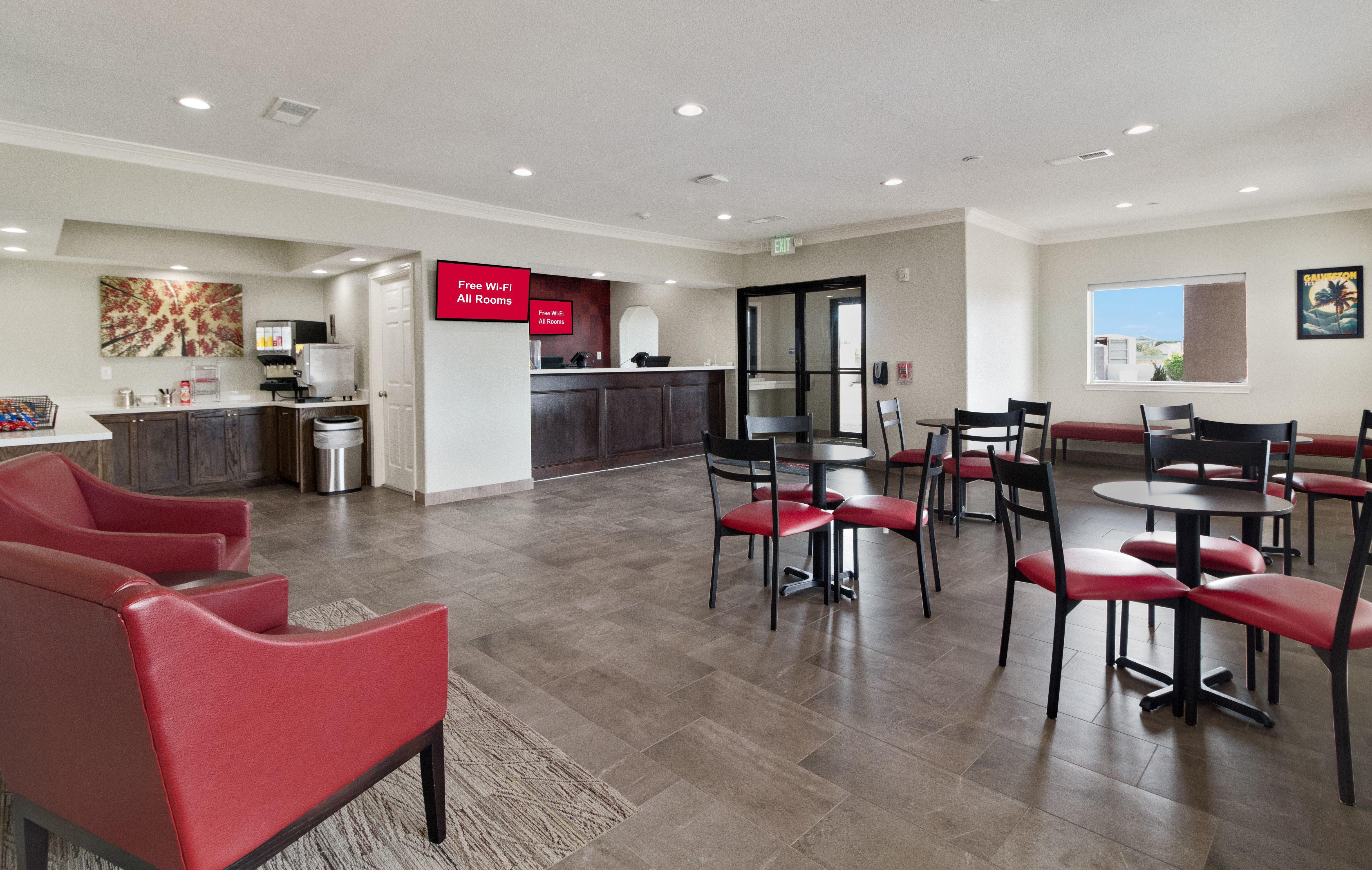 Red Roof Inn Plus + Galveston - Beachfront Экстерьер фото