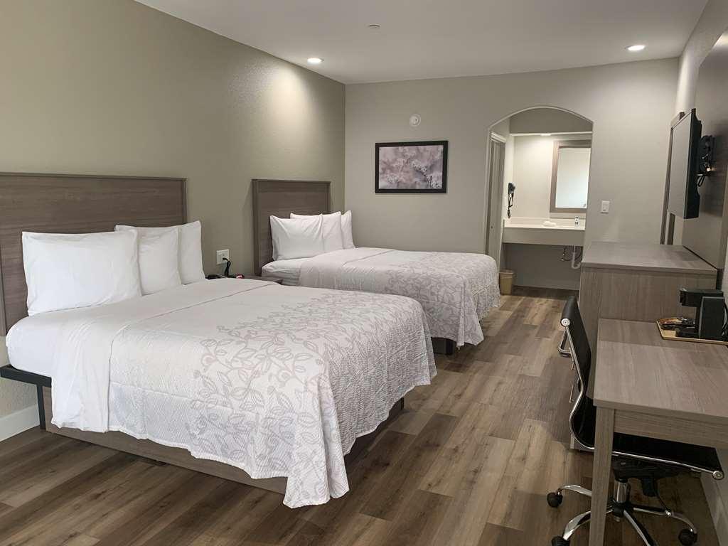 Red Roof Inn Plus + Galveston - Beachfront Номер фото