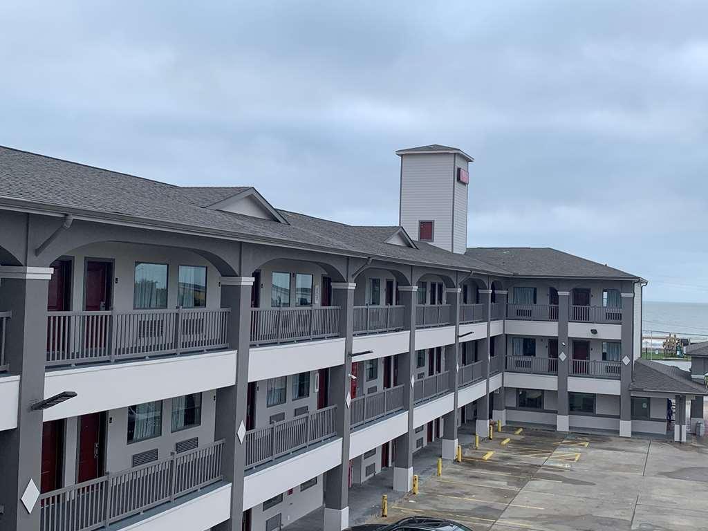 Red Roof Inn Plus + Galveston - Beachfront Экстерьер фото