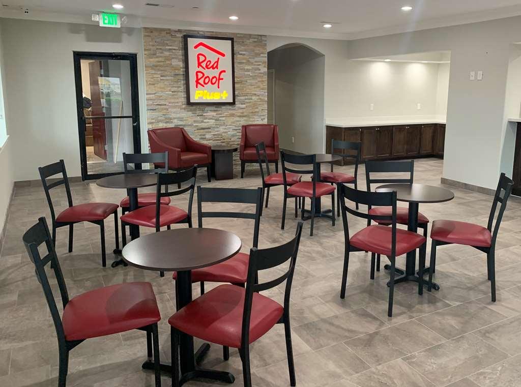 Red Roof Inn Plus + Galveston - Beachfront Интерьер фото