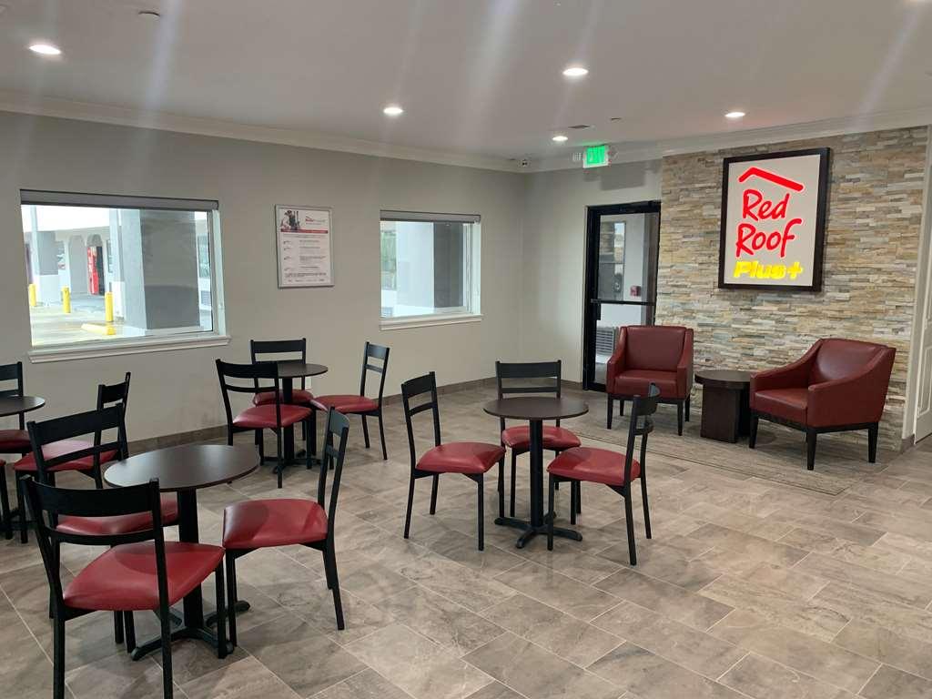 Red Roof Inn Plus + Galveston - Beachfront Интерьер фото